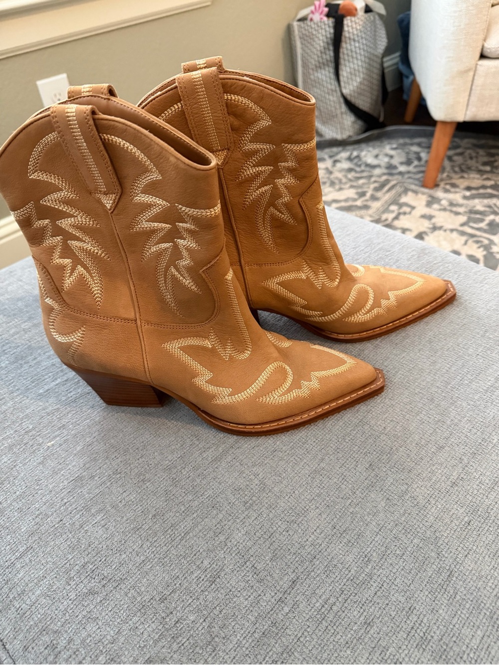 Women’s Dolce Vita Tan Western Cowboy Ankle Boots Sz. 8.5 - Picture 3 of 5